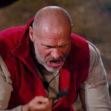 Während die übrigen Kandidaten langsam das Camp verlassen oder Schwäche zeigen, scheint die Kraft von Thorsten Legat ungebrochen. Er ist gewillt, die Show zu gewinnen