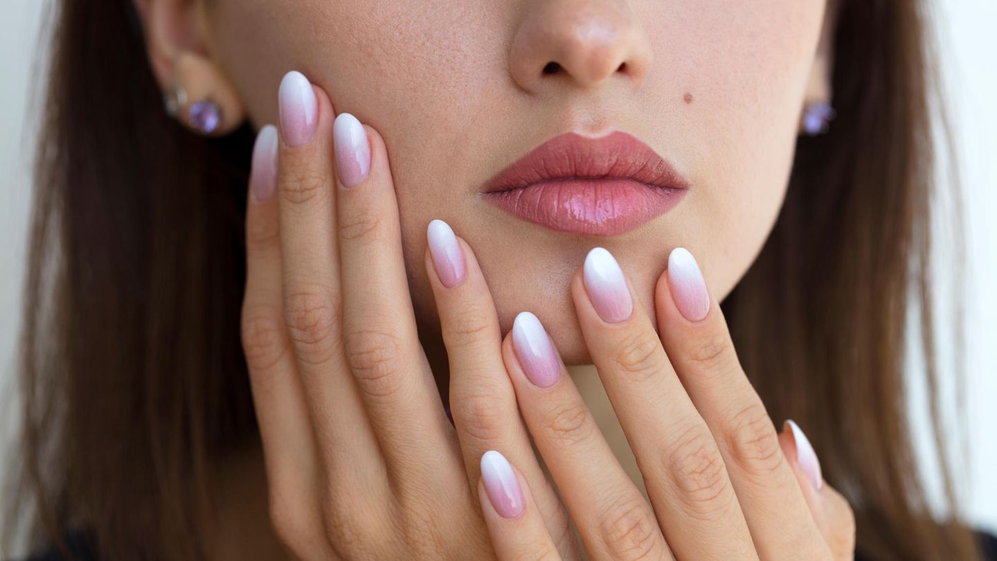 Nagellack-Trend: Babyboomer-Fingernägel: Was das ist und wie Sie den Look kreieren