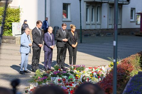 Politische Trauer, unter anderem mit Kanzler Olaf Scholz (Mitte) am Tatort in Solingen