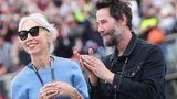 Schönes Paar: Reeves und seine Freundin Alexandra Grant kürzlich beim Motorrad Grand Prix auf dem Sachsenring. Die Künstlerin und er lernen sich 2009 bei einem Dinner kennen. Sie arbeiten an zwei Büchern zusammen ("Shadows" und "Ode to Happiness") und gründen einen Verlag. Erst 2019 wird ihre Liebe öffentlich bekannt. 
