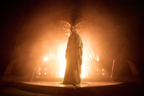 Gefährlicher Heilsbringer: Szene aus der Serie "Der Herr der Ringe: Die Ringe der Macht", in der sich Sauron als messianischer Elbe ausgibt