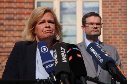 Bundesinnenministerin Nancy Faeser, SPD, und Justizminister Marco Buschmann, FDP, geben ein Statement ab