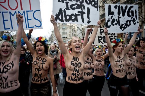 FKK auch als politisches Mittel: demonstrierende Frauen mit nacktem Oberkörper