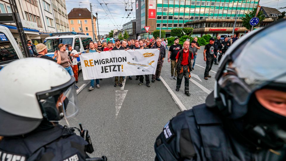 Solingen: Rechte und linke Demonstranten geraten aneinander: Trauernde fühlen sich gestört