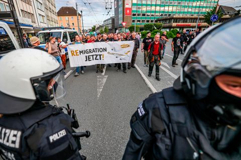 Solingen: Rechte und linke Demonstranten geraten aneinander: Trauernde fühlen sich gestört