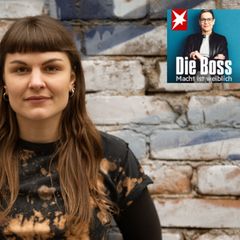 Tiktok-Größe Susanne Siegert steht in urbanem Innenhof voller Graffiti