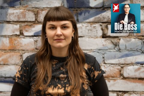 Tiktok-Größe Susanne Siegert steht in urbanem Innenhof voller Graffiti