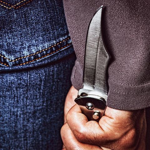 Messerangriffe: Hand -sterbe ein Spitzes Messer Hält