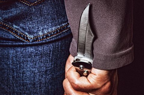 Messerangriffe: Hand die ein spitzes Messer hält