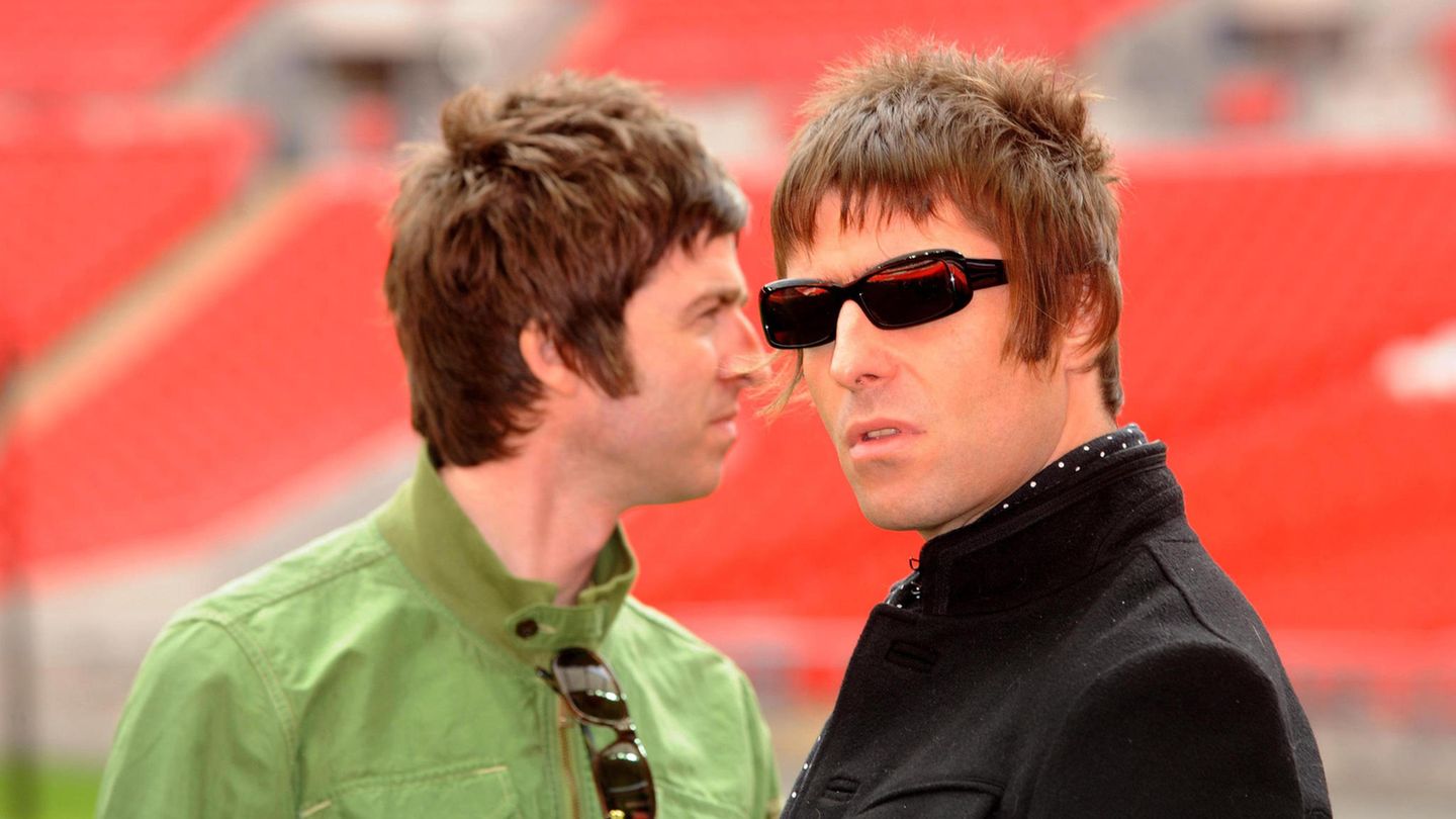 Noel Gallagher (left) and Liam Gallagher (right) in the year 2008