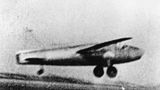 Der historische Moment: Die "HE 178" startet auf dem Flugplatz Rostock-Marienehe. Die vom deutschen Flugpionier und Industriellen Professor Dr. Ernst Heinkel gebaute Maschine ist das erste Düsenflugzeug der Welt. Ausgerüstet ist es mit dem vom Physiker Hans von Ohain entwickelten Turbinenstrahltriebwerk HE S 3B. Am Steuerknüppel sitzt Testpilot Erich Warsitz. Mit dem Jungfernflug der "HE 178" beginnt das Düsen-Zeitalter in der Luftfahrt