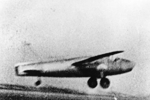 Der historische Moment: Die "HE 178" startet auf dem Flugplatz Rostock-Marienehe. Die vom deutschen Flugpionier und Industriellen Professor Dr. Ernst Heinkel gebaute Maschine ist das erste Düsenflugzeug der Welt. Ausgerüstet ist es mit dem vom Physiker Hans von Ohain entwickelten Turbinenstrahltriebwerk HE S 3B. Am Steuerknüppel sitzt Testpilot Erich Warsitz. Mit dem Jungfernflug der "HE 178" beginnt das Düsen-Zeitalter in der Luftfahrt