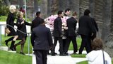 KEANU REEVES TRÄGT DEN SARG BEI DER BEERDIGUNG DER VERUNGLÜCKTEN JENNIFER SYME
