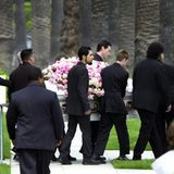 KEANU REEVES TRÄGT DEN SARG BEI DER BEERDIGUNG DER VERUNGLÜCKTEN JENNIFER SYME