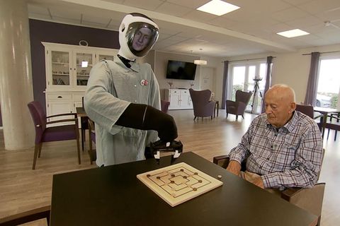 Pflegenotstand: Roboter als Gesellschaft für Senioren – Erfurter Einrichtung testet "Roboti"