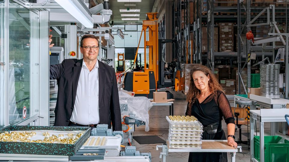 Unternehmer Andreas Ritzenhoff und Personalchefin Pia Meier in der Produktion des Designverpackungsspezialisten Seidel in Fronhausen bei Marburg