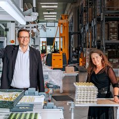 Unternehmer Andreas Ritzenhoff und Personalchefin Pia Meier in der Produktion des Designverpackungsspezialisten Seidel in Fronhausen bei Marburg