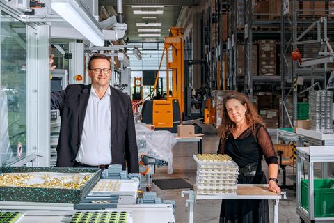 Unternehmer Andreas Ritzenhoff und Personalchefin Pia Meier in der Produktion des Designverpackungsspezialisten Seidel in Fronhausen bei Marburg