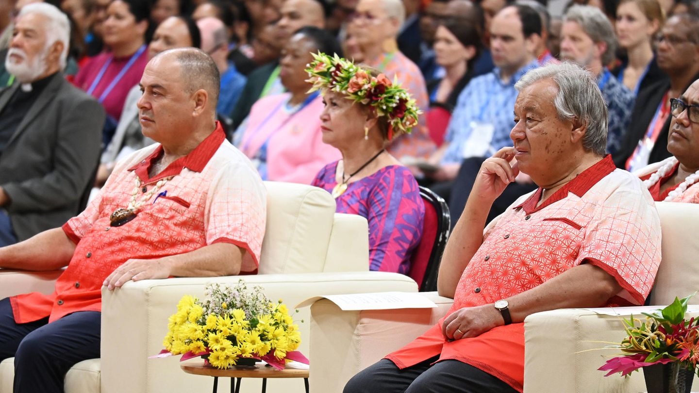 UN-Generalsekretär Antonio Guterres (r.) beim 53. Gipfel der Pazifik-Staaten in Nuku alofa, Tonga