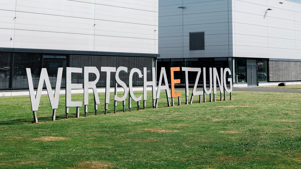 In großen Lettern haben die Auszubildenden die Werte der Firma Seidel vor der Fabrik aufgebaut