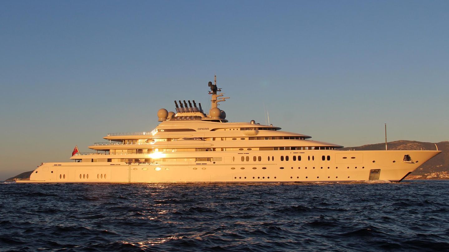 Die Opera (IMO 1012933) misst 146 Meter Länge und soll Abdullah bin Zayed Al Nahyan gehören. Sie wurde 2022 fertiggestellt und soll etwa 450 Millionen US-Dollar gekostet haben. Das Schiff ist das erste Mal im Ranking vertreten und schaffte es direkt auf den zehnten Platz.