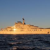 Die Opera (IMO 1012933) misst 146 Meter Länge und soll Abdullah bin Zayed Al Nahyan gehören. Sie wurde 2022 fertiggestellt und soll etwa 450 Millionen US-Dollar gekostet haben. Das Schiff ist das erste Mal im Ranking vertreten und schaffte es direkt auf den zehnten Platz.