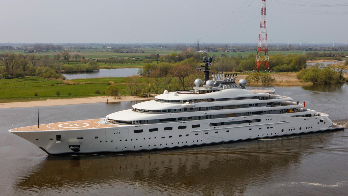 Die "Blue" (IMO 9862231) ist ebenfalls ein recht neues Schiff, war aber 2022 bereits im Ranking vertreten. Derzeit belegt die Yacht, die angeblich Mansour Al Nahyan gehört, den fünften Platz. Die "Blue" ist 160 Meter lang und wurde, wie auch die "Opera", von Lürssen gebaut.