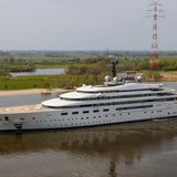 Die "Blue" (IMO 9862231) ist ebenfalls ein recht neues Schiff, war aber 2022 bereits im Ranking vertreten. Derzeit belegt die Yacht, die angeblich Mansour Al Nahyan gehört, den fünften Platz. Die "Blue" ist 160 Meter lang und wurde, wie auch die "Opera", von Lürssen gebaut.