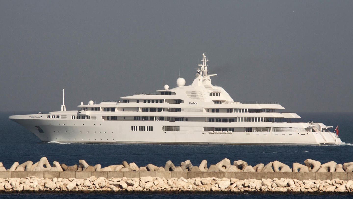 Mit 162 Metern Länge liegt die "Dubai" (IMO 1006324) derzeit auf dem vierten Platz. Das Schiff soll, der Name lässt es erahnen, dem Herrscher von Dubai, Scheich Muhammad bin Raschid Al Maktum gehören. In ihrer aktuellen Form ist die Yacht seit 2006 im Besitz des Herrschers. Sie führte das Ranking sogar einige Jahre an, fiel aber seit 2009 immer weiter zurück.