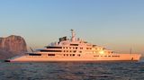 Ein wohl letztes Mal ist die "Azzam" (IMO 9693367) mit ihren 180 Metern Länge der Spitzenreiter im Ranking der weltgrößten Yachten. Sie soll dem Herrscher von Abu Dhabi, Muhammad bin Zayid Al Nahyan, gehören. In der kommenden Ranglisten-Ausgabe von "Boote Exklusiv" wird das Schiff wohl auf den zweiten Platz rutschen, wenn der norwegische Milliardär Kjell Inge Røkke seine "REV Ocean" in Empfang genommen hat und die "Azzam" dann um 14 Meter übertrifft.