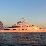 Ein wohl letztes Mal ist die "Azzam" (IMO 9693367) mit ihren 180 Metern Länge der Spitzenreiter im Ranking der weltgrößten Yachten. Sie soll dem Herrscher von Abu Dhabi, Muhammad bin Zayid Al Nahyan, gehören. In der kommenden Ranglisten-Ausgabe von "Boote Exklusiv" wird das Schiff wohl auf den zweiten Platz rutschen, wenn der norwegische Milliardär Kjell Inge Røkke seine "REV Ocean" in Empfang genommen hat und die "Azzam" dann um 14 Meter übertrifft.