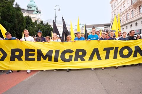 Rechte Aktivisten auf Demo in Wien