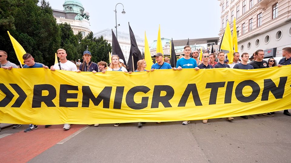 Rechte Aktivisten auf Demo in Wien