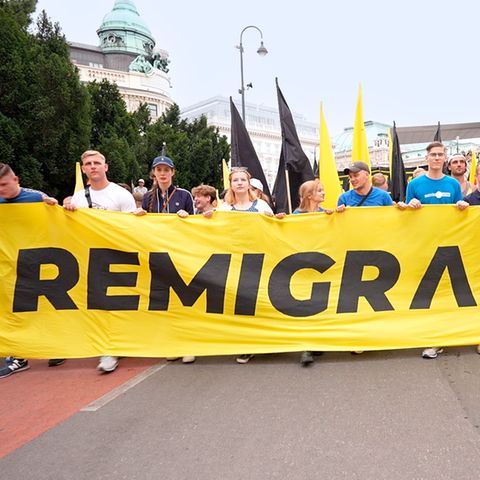 Rechte Aktivisten auf Demo in Wien