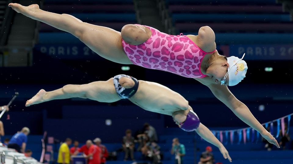 Paralympics: Zwei Athleten stürzen sich beim Training in der Olympia-Schwimmarena La Defense ins Wasser