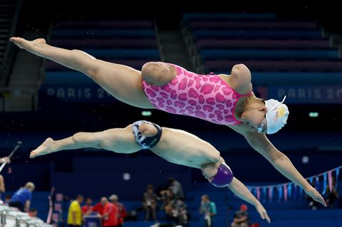 Paralympics: Zwei Athleten werfen sich beim Training in der olympischen Schwimmarena La Defense ins Wasser