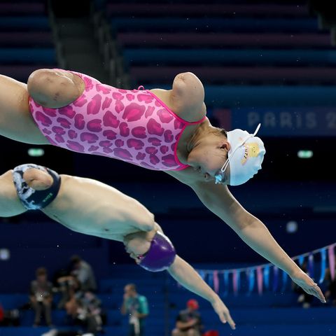 Paralympics: Zwei Athleten werfen sich beim Training in der olympischen Schwimmarena La Defense ins Wasser