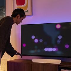 Eine Soundbar steht unterhalb des Fernsehers. Stiftung Warentest hat nun welche geprüft