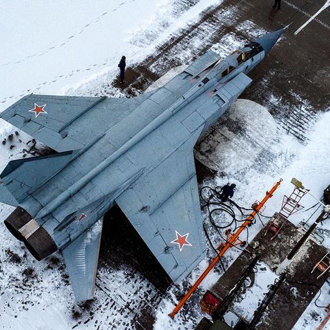 Die MiG-31 spielt eine wichtige Rolle bei den Raketenschlägen, sie transportiert die Hyperschallwaffe Ch-47M2 Kinschal