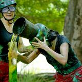 Tatsächlich stellen sich die beiden Frauen sehr geschickt an. Sie beantworten genügend Fragen korrekt - und füllen dann das Wasser aus einem an ihrem Kopf montierten Topf in ein großes Reagenzglas. Am Ende schaffen sie es und bringen eine mit Chipstüten gefüllte Truhe mit ins Camp, die unter großer Begeisterung verzehrt werden