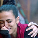 Als Elena Miras über ihre Rolle als alleinerziehende Mutter spricht, kommen ihr die Tränen. Ihre Tochter Aylen wächst ohne Vater auf - der sich weder kümmert noch Geld zahlt. Sarah Knappik tröstet sie