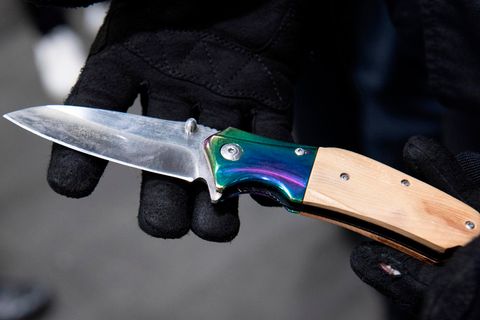 Hier werden Menschen mit Messern angegriffen. Bei Krav-Maga-Kursen zur Selbstverteidigung sind sie aus Plastik – im Ernstfall lebensbedrohlich.
