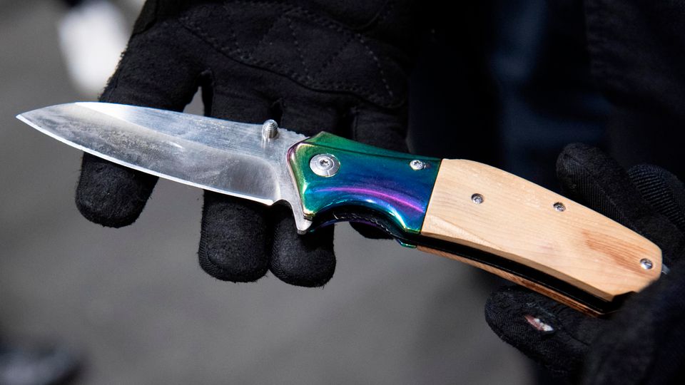 Hier werden Menschen mit Messern angegriffen. Bei Krav-Maga-Kursen zur Selbstverteidigung sind sie aus Plastik – im Ernstfall lebensbedrohlich.