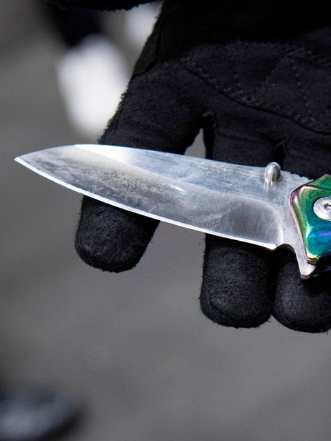 Hier werden Menschen mit Messern angegriffen. Bei Krav-Maga-Kursen zur Selbstverteidigung sind sie aus Plastik – im Ernstfall lebensbedrohlich.