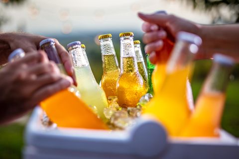 Kiste mit Limonaden und Softdrinks – nicht wenige Menschen fordern eine Zuckersteuer