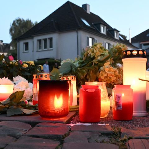 Kerzen und Grablichter stehen am Ort des Attentates von Solingen