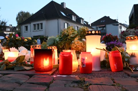 Kerzen und Grablichter stehen am Ort des Attentates von Solingen