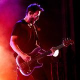 Keanu Reeves spielt Bass auf der Bühne