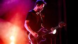 Keanu Reeves spielt Bass auf der Bühne