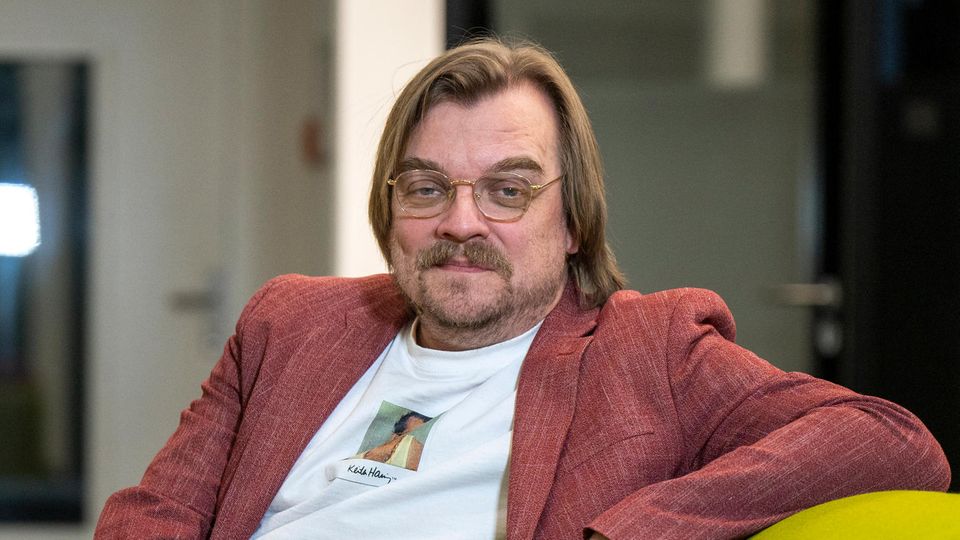 Oasis-Fan Nilz Bokelberg auf einem grünen Sofa Oasis-Fan Nilz Bokelberg auf einem grünen Sofa